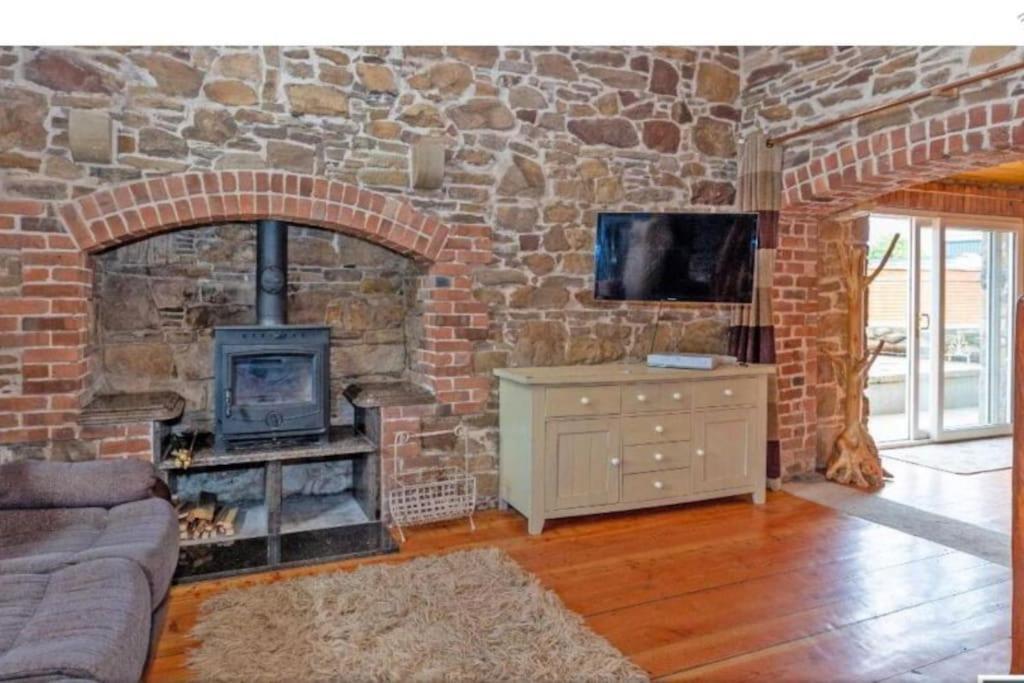 2 Bed Sandstone Residence Newport  エクステリア 写真