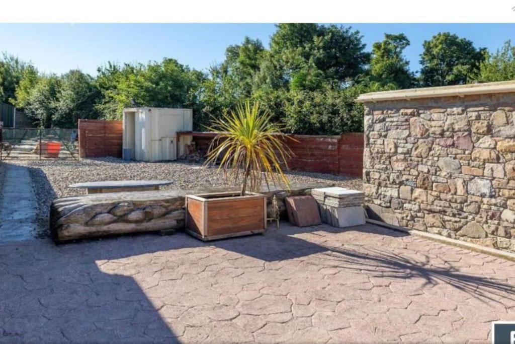 2 Bed Sandstone Residence Newport  エクステリア 写真