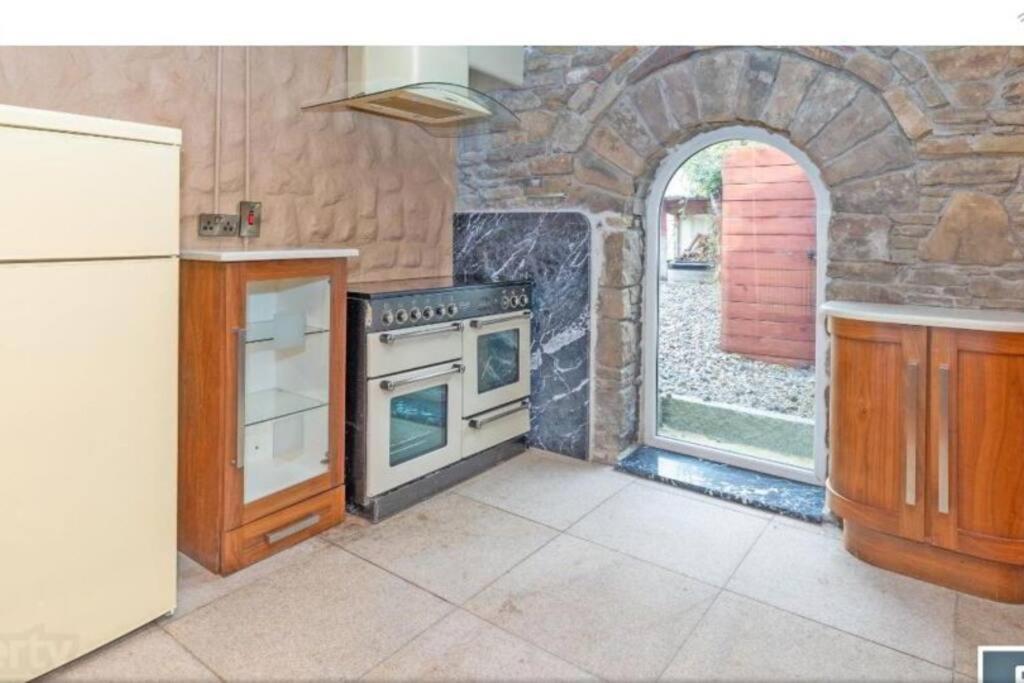 2 Bed Sandstone Residence Newport  エクステリア 写真